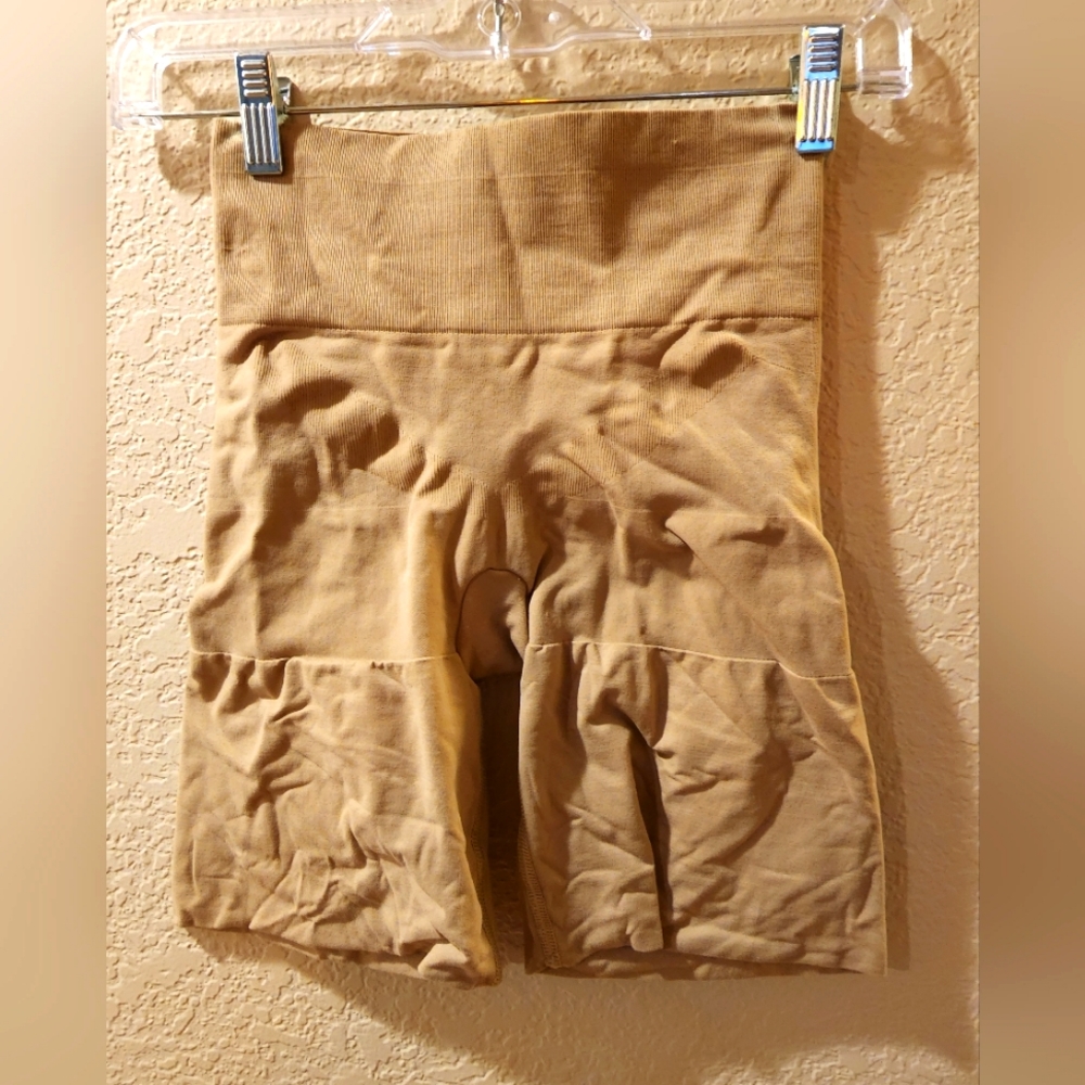 Assets By Spanx High Waisted Shaper Shorts size 1x